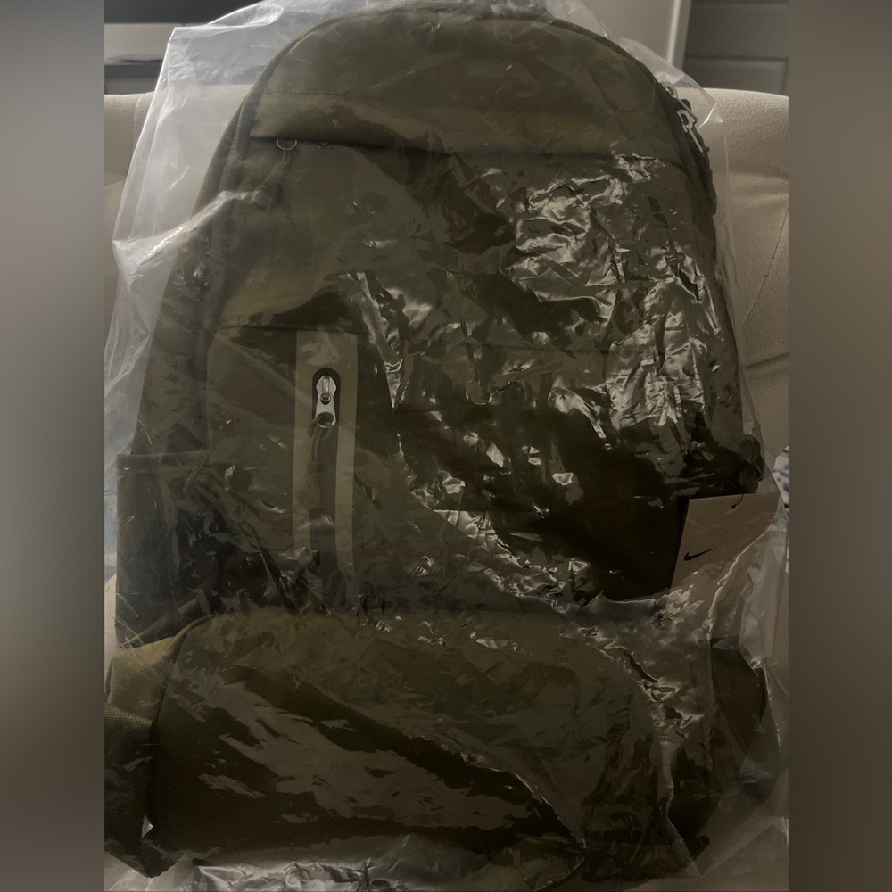 Nike Elemental Premium Bag pack. (color-olive)